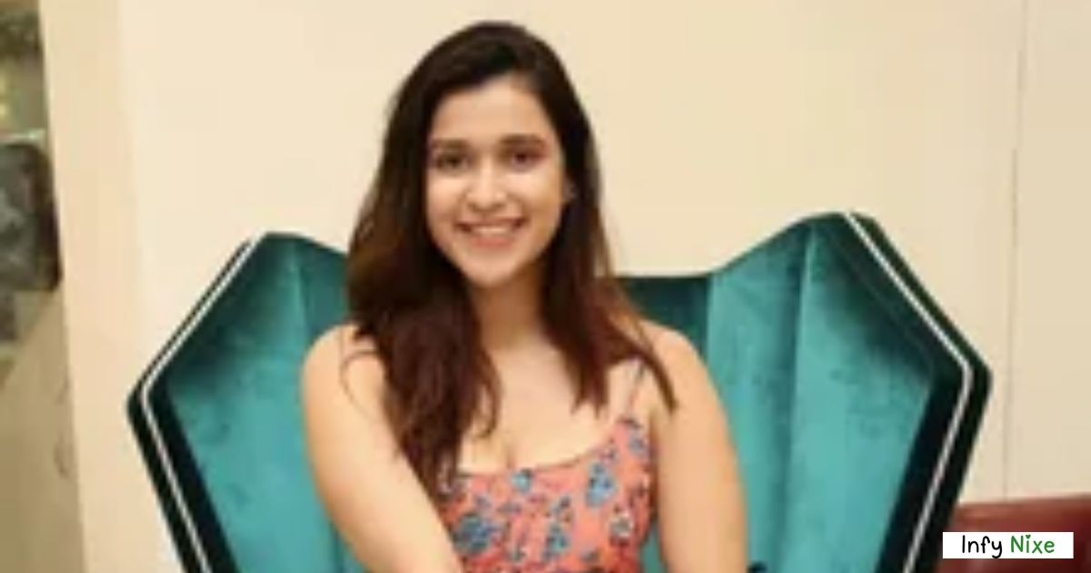 Mannara Chopra Height in Feet